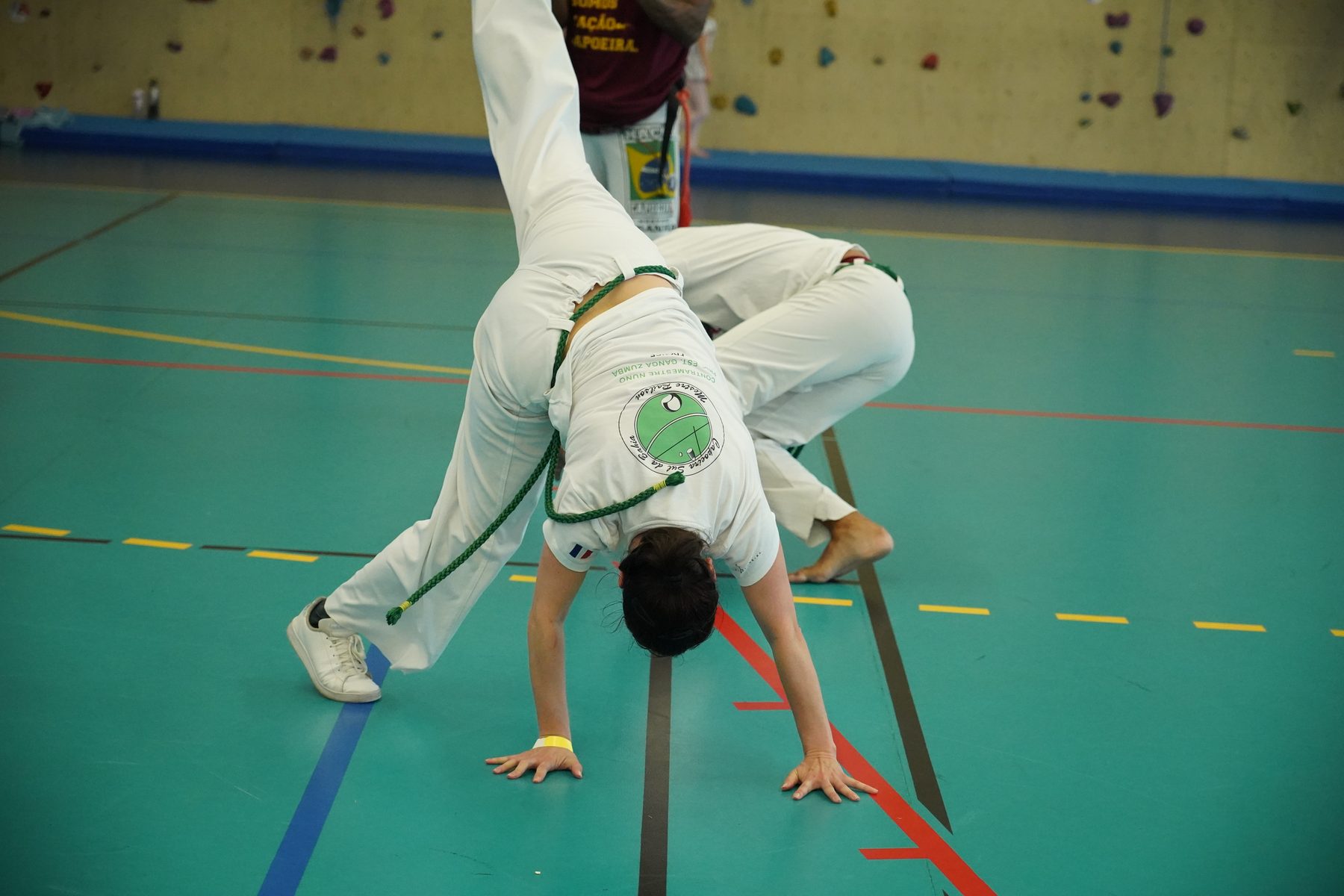 Mouvement acrobatique en salle