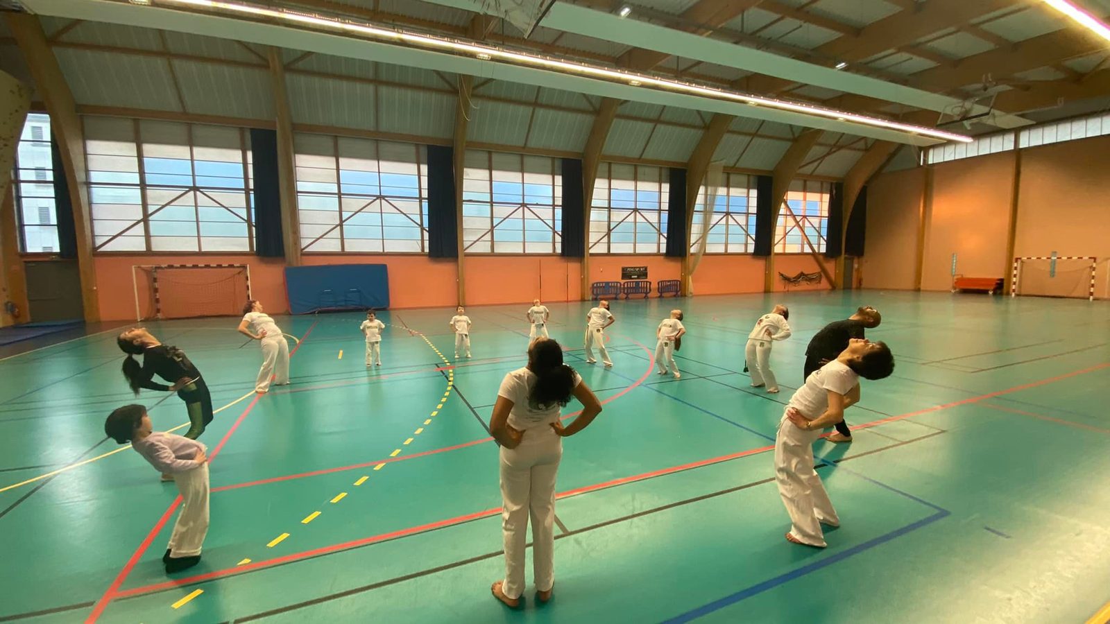 Échauffement en groupe, étirements