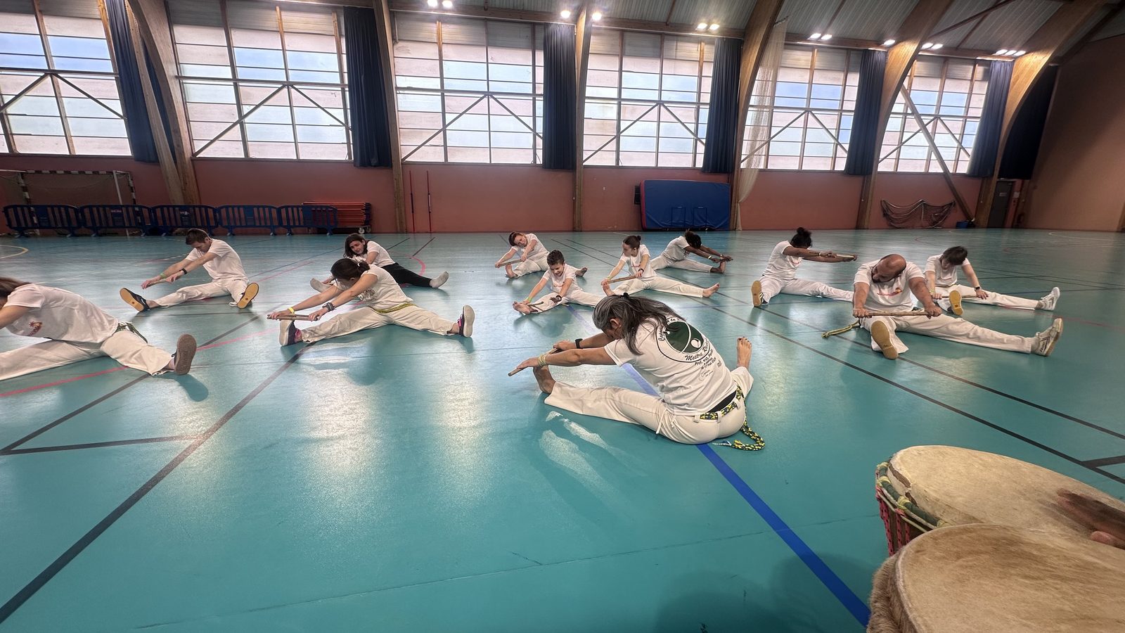 Étirements en cercle avec bâtons