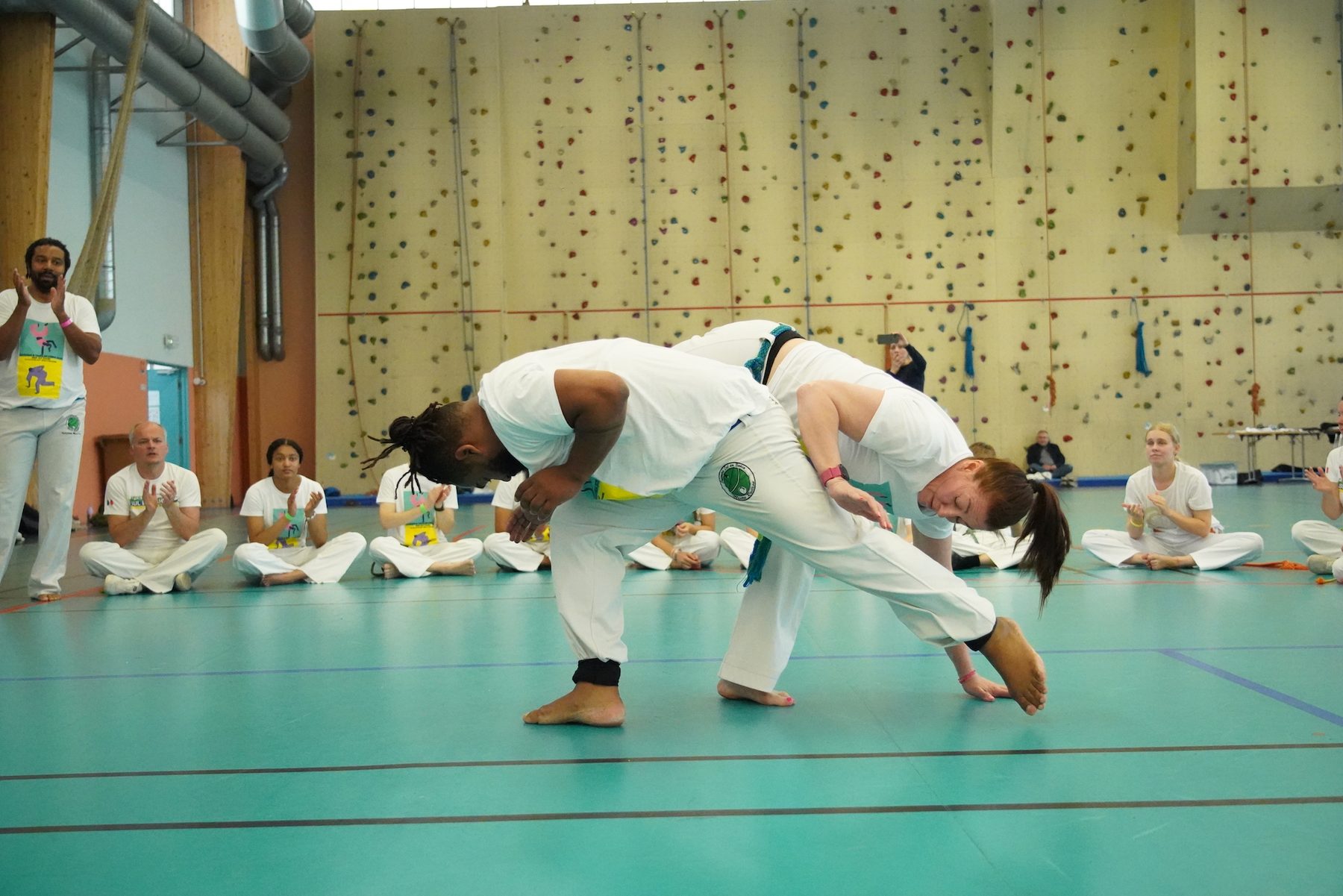 Deux capoeiristes en plein jeu
